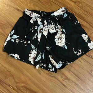 Flowery high-waisted stretchy shorts